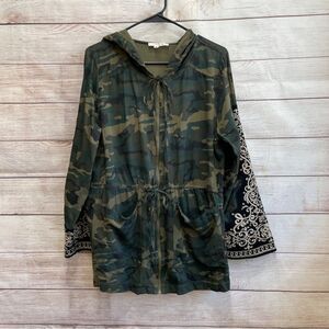 ANDREE BY UNIT HOODED CAMO‎ TOP WITH EMBROIDERED SLEEVES